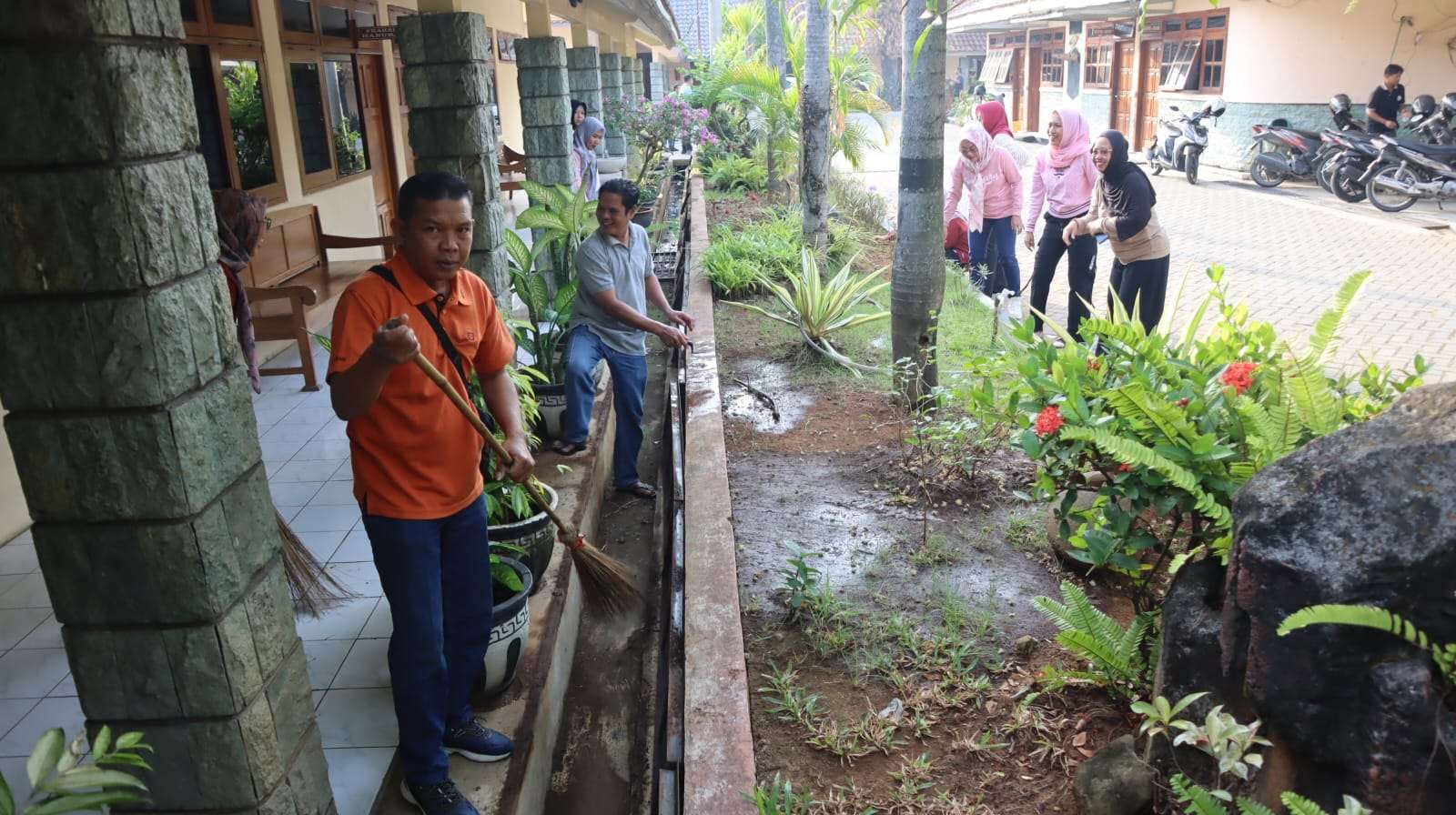 Kegiatan Resik-resik Desa Lan Kutha Sekretariat DPRD Kabupaten Grobogan 2