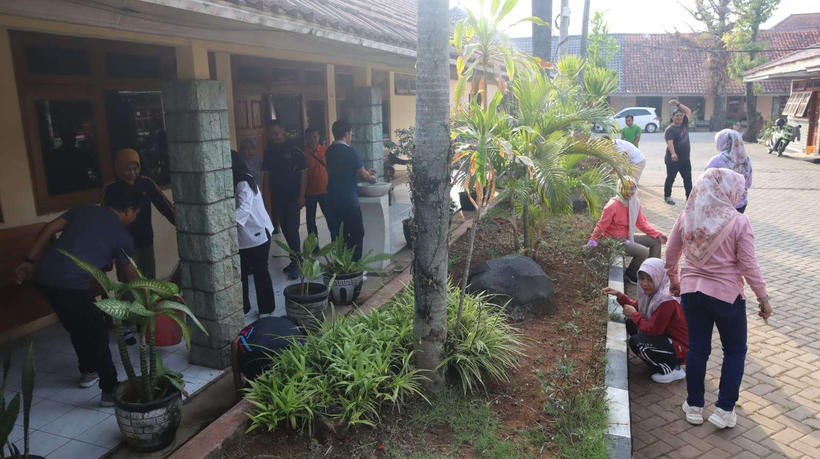 Kegiatan Resik-resik Desa Lan Kutha Sekretariat DPRD Kabupaten Grobogan 3