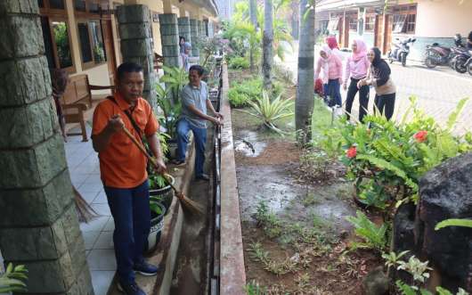 Kegiatan Resik-resik Desa Lan Kutha Sekretariat DPRD Kabupaten Grobogan 2