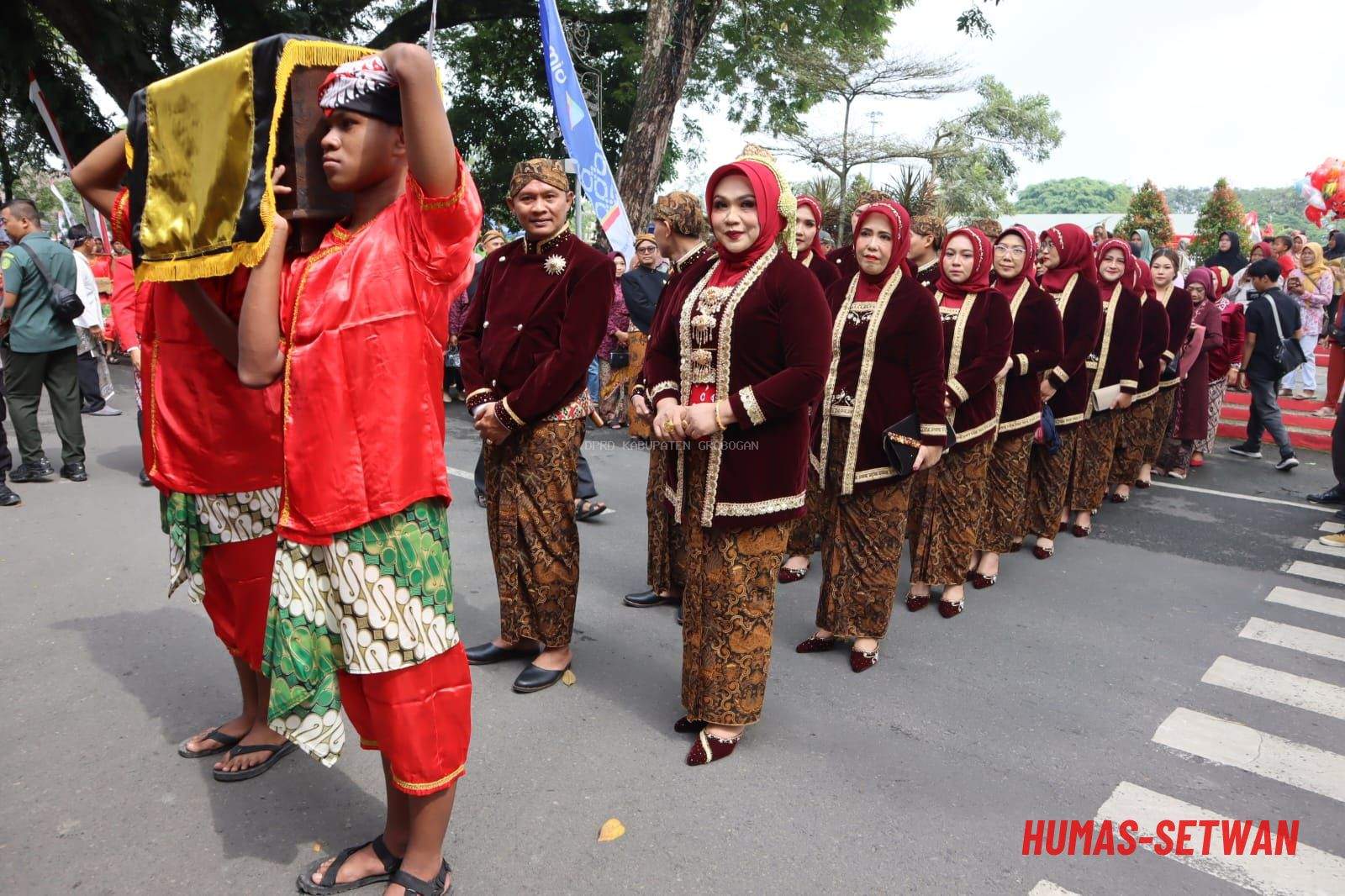 Peringati Hari Jadi ke-300 Kabupaten Grobogan, Pimpinan DPRD Beserta Suami/Isteri Ikuti Kirab Boyong Grobog
