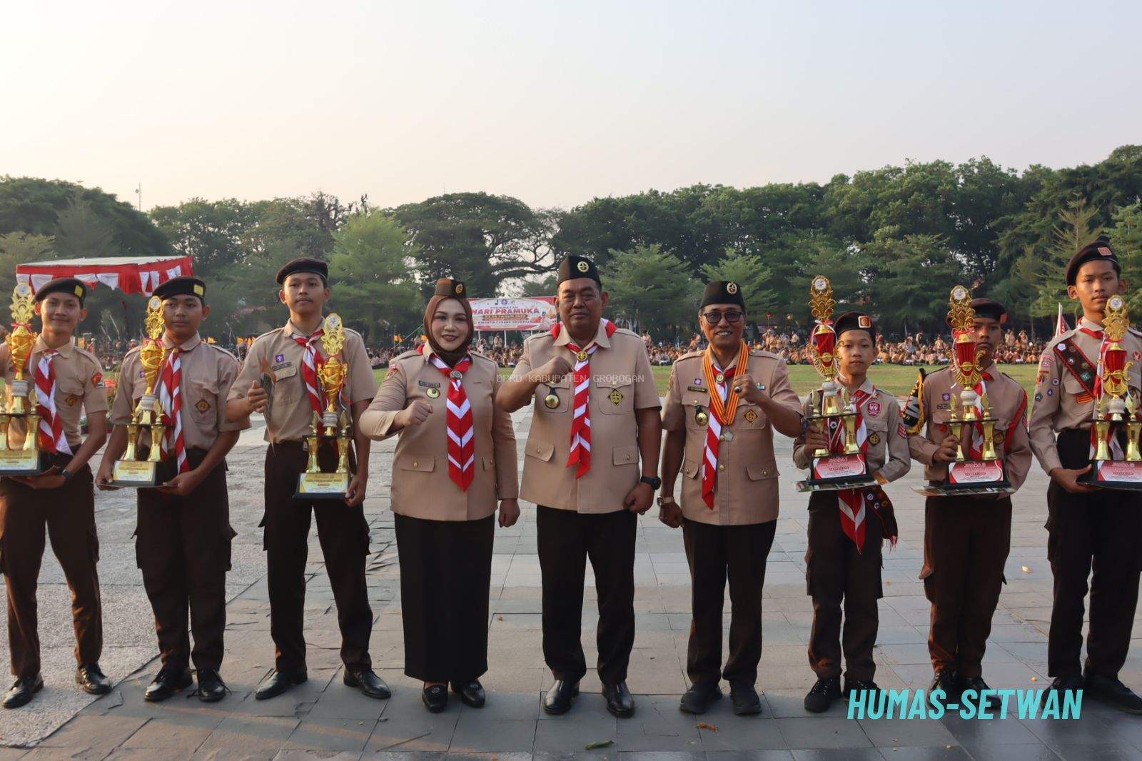 Peringati Hari Pramuka ke-65, Ketua DPRD Grobogan Terima Penghargaan Lencana Darmabakti di Alun-Alun Purwodadi